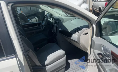 2010 Chrysler Town & Country Touring z USA, uszkodzony, nr VIN 2A4RR5D1XAR221717